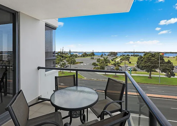 Aqualine Apartments On The Broadwater